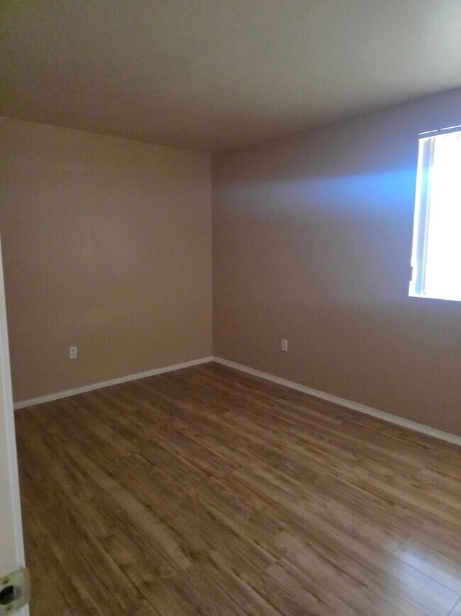 Building Photo - Spacious Large 2BR 1BA Condominium w/ Pool & Spa Access • Freshly painted in Tucson