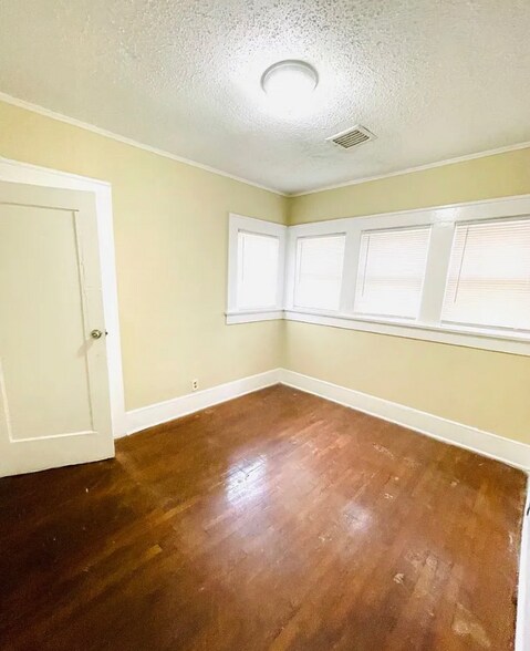 Building Photo - 2034 E 3rd St