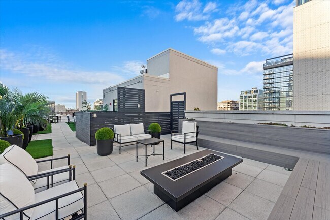 Building Photo - 707 N Wells St