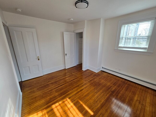 Building Photo - Updated 2 Bedroom Apartment!