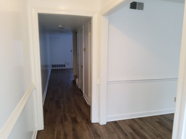 Building Photo - Golf Course Townhome- Style Condo Near WFU!