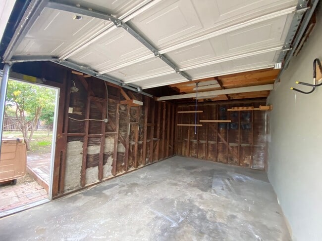 Building Photo - Follow the yellow brick to this Remodeled 2 BD 1 BA House in NE Bakersfield