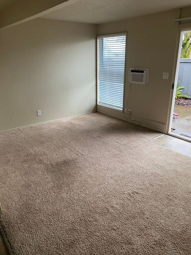 Building Photo - (690) Circle Court - 1 Bedroom / 1 Bathroom