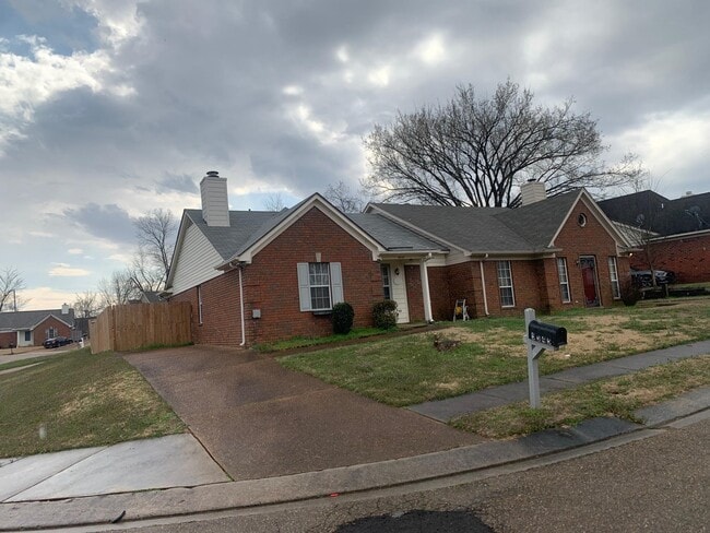 Building Photo - 5545 Oak Branch Cir N