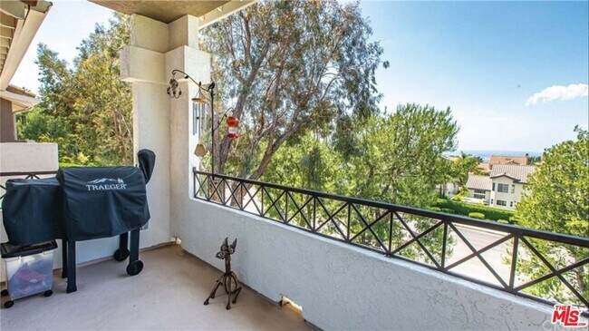 Building Photo - 1055 S Dewcrest Dr