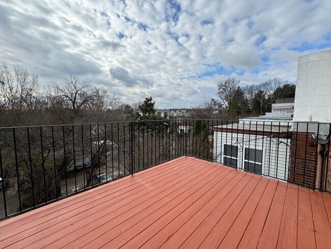 Building Photo - Stunning 4 Bed 3 Bath Tudor-style Brick Townhome In Desired Foxhall