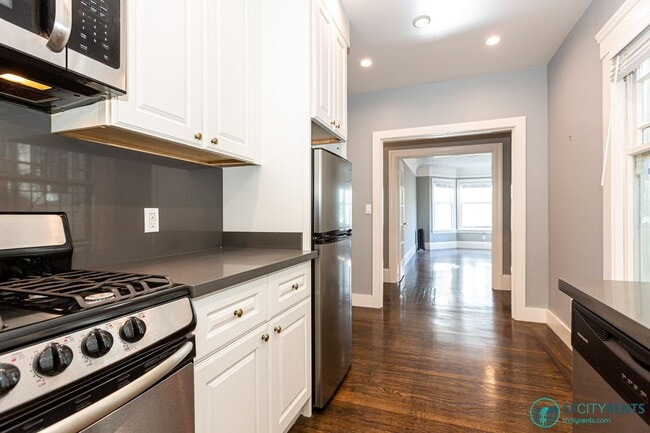 Building Photo - Lower Haight: Renovated Studio or Jr 1 Bed w/ Dishwasher & Shared Yard