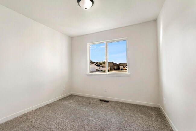 Building Photo - 392 Rock Dove Loop