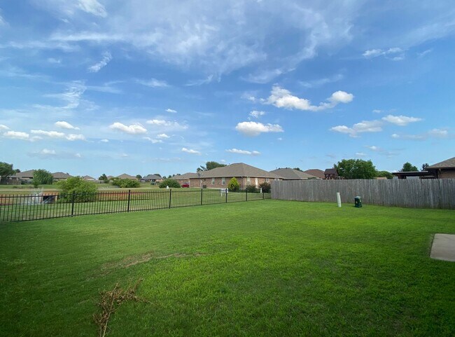 Building Photo - First Month Free!  Recently Remodeled!