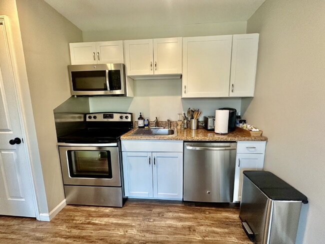 Building Photo - Old Town Bluffton Furnished Apartment!