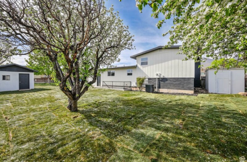 Building Photo - 1140 500 N