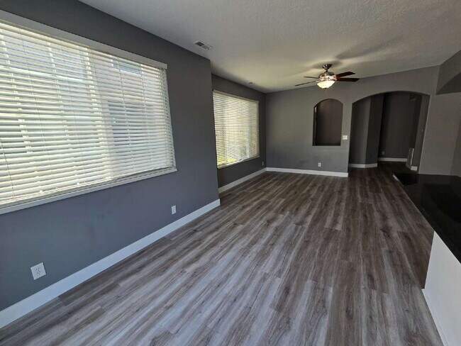 Building Photo - "Charming 3-Bed Townhouse Retreat in North...