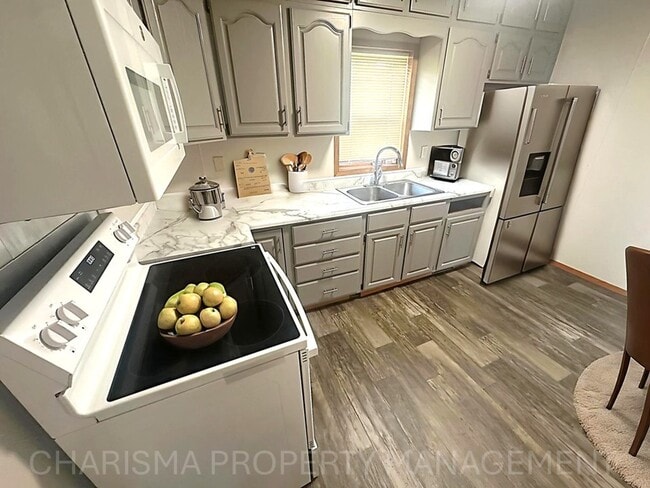 Building Photo - Spacious 2 Bedroom, 1.5 Bath Home, Newly Updated and Pet Friendly!