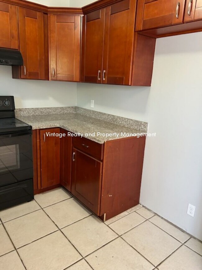 Building Photo - This Updated 2 Bedroom Duplex Is Ready to ...