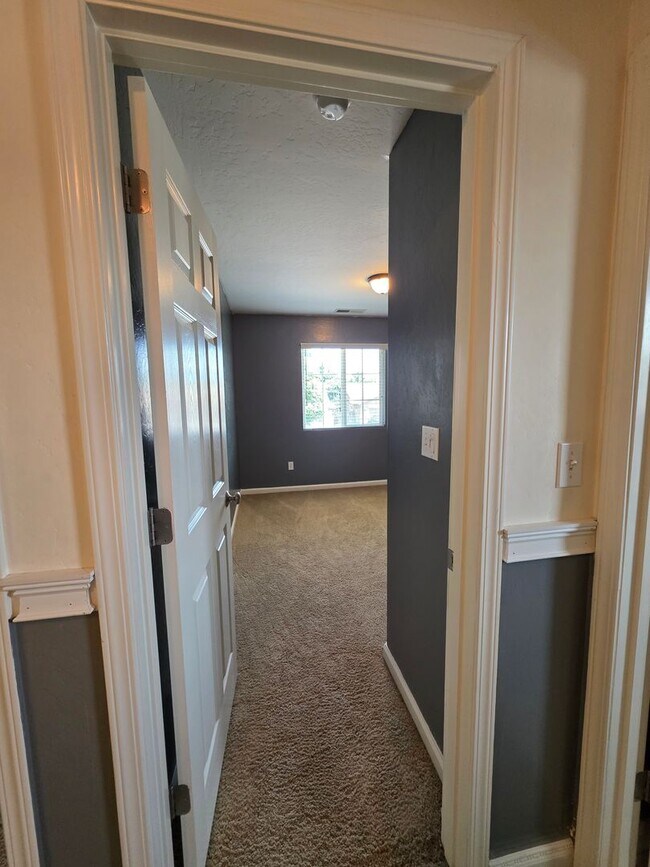 Building Photo - 4 bedroom 3 bathroom in SE Visalia!