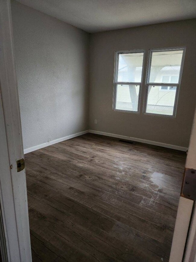 Building Photo - AVAILABLE APRIL 1ST!! Cozy 2-Bedroom Home with Big Yard – Pet Friendly