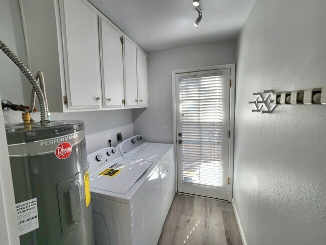 Building Photo - Gorgeous 2 bedroom 2 bath in TAPATIO COVE