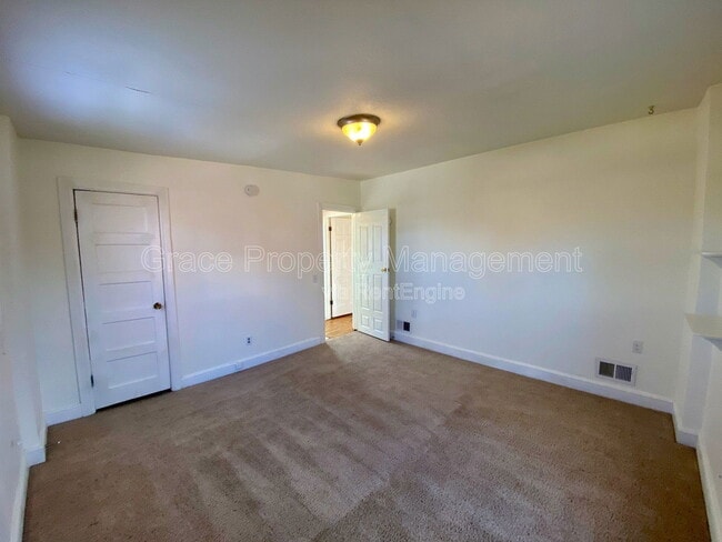 Building Photo - 819 E 25th Ave