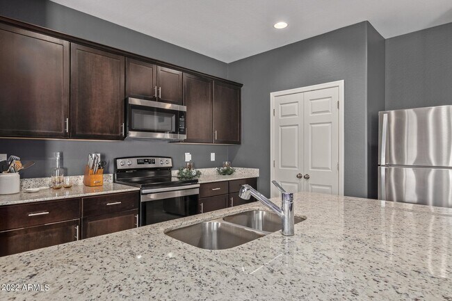 Building Photo - 43721 W Acacia Ave