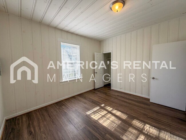 Building Photo - Charming & Spacious Graysville Home for Rent!