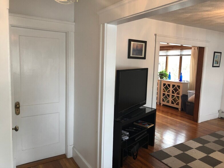 Building Photo - 54 Varnum St