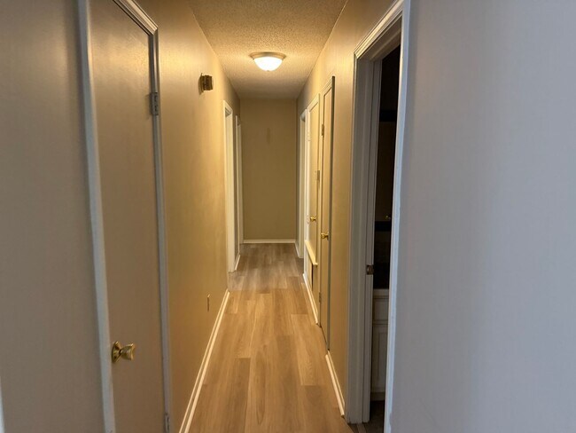 Building Photo - 127 Rolling Oaks Dr
