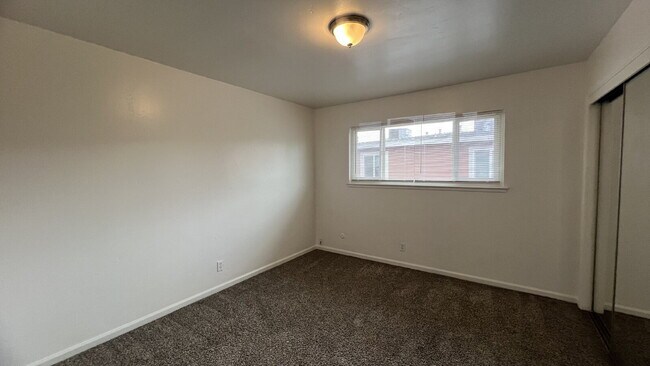 Building Photo - 1116 Evelyn Ln