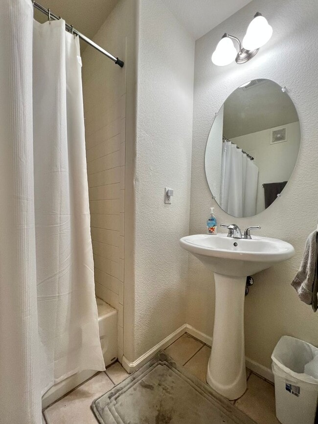 Building Photo - Beautiful Condo in South Fort Collins