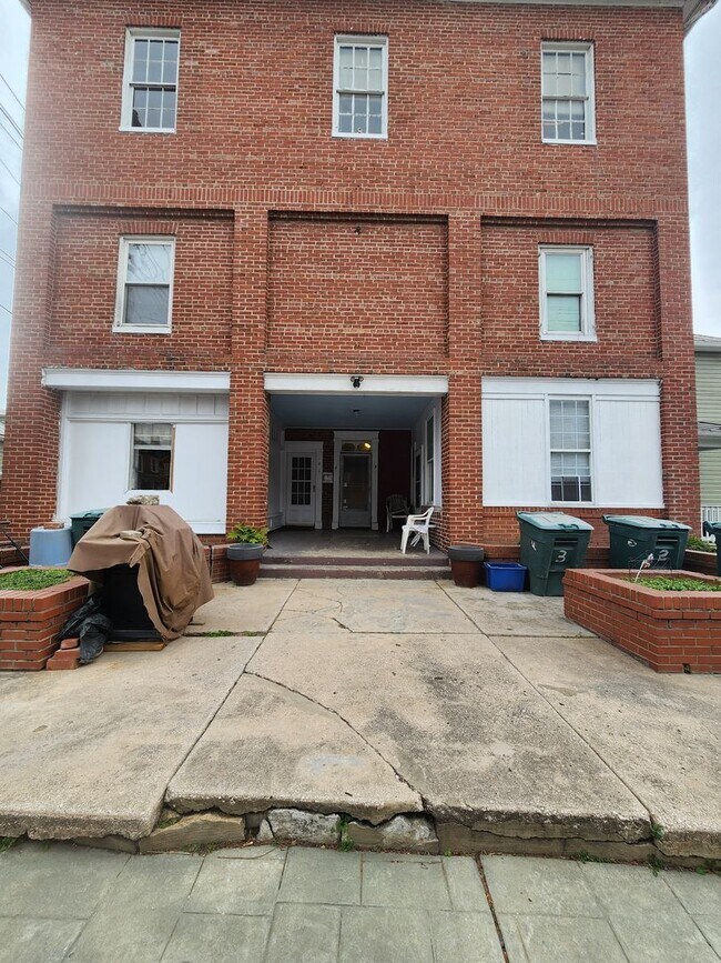 Primary Photo - 1 E Elger St