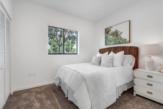 Building Photo - 4250 Lakewood Rd