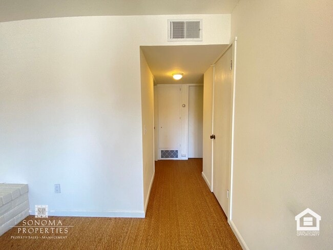 Building Photo - Ground Floor Condo on Sonoma's East Side