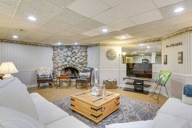 Building Photo - 7 Creekside Ln