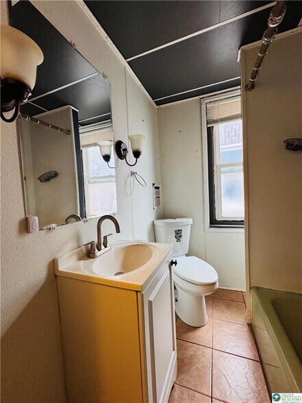 Building Photo - 637 N Penn St