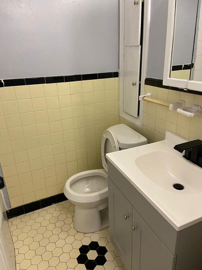 Building Photo - Clean Three Bedroom/One Bath