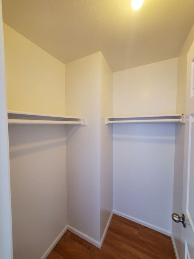 Building Photo - Townhome - newly remodeled kitchen - priva...