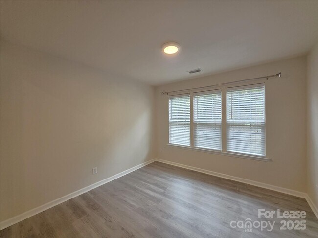 Building Photo - 3000 Old Ironside Dr