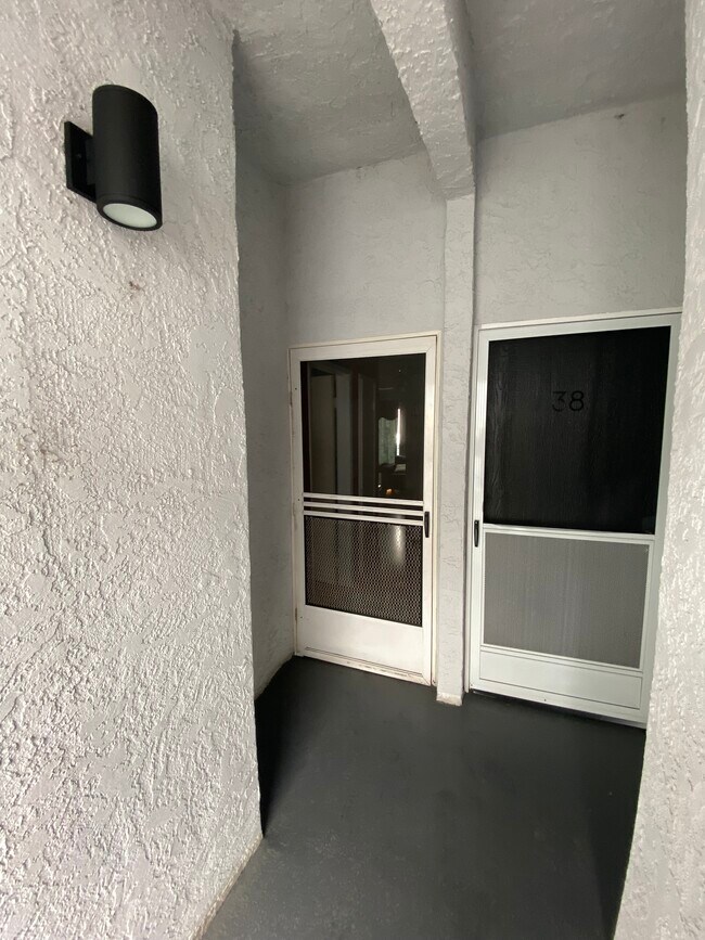 Building Photo - 3030 Valle Vista Dr