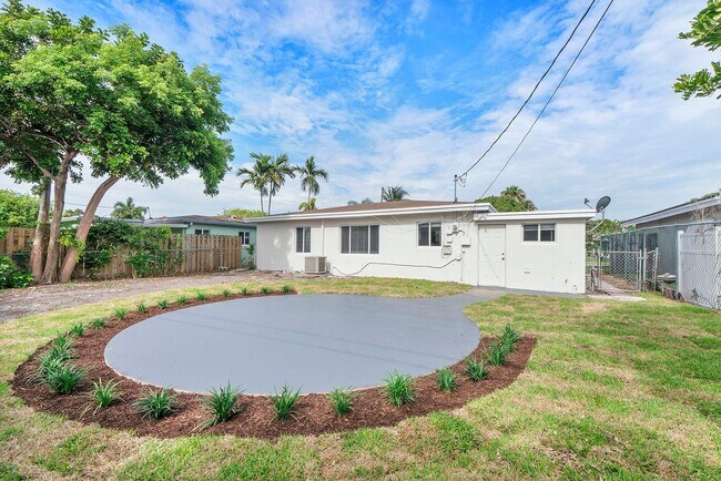 Building Photo - Spacious 3BD/2BA Home
