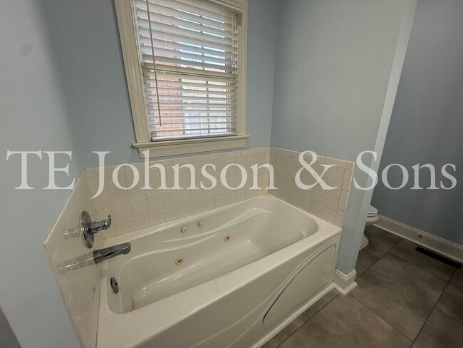 Building Photo - Spacious 3BR Home with Vaulted Ceilings, Gas Logs & Two Car Garage in Winston-Salem