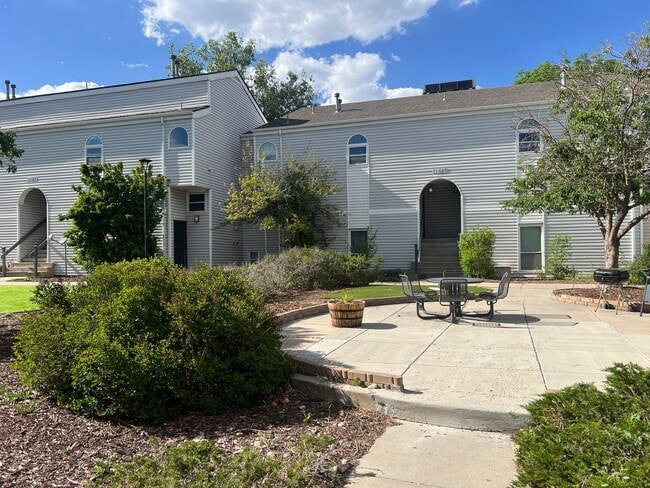 Building Photo - Spacious 3 Bed, 2 Full Bath Townhome near the Highline Canel!