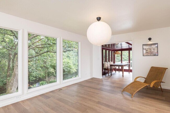 Building Photo - 884 Shrewsbury Ln