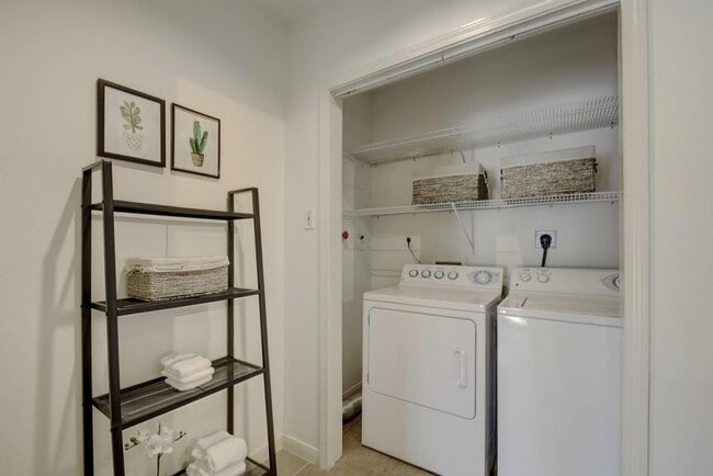 Building Photo - 1909 Winsted Ln