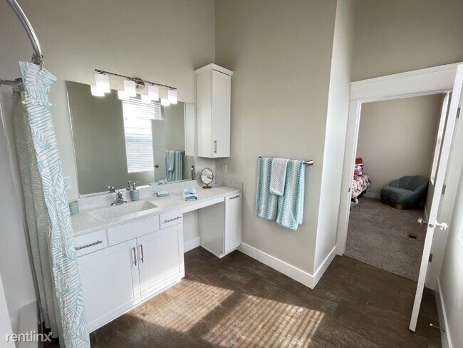 Building Photo - 3 br, 2.5 bath Townhome - 13174 Lincoln Rd