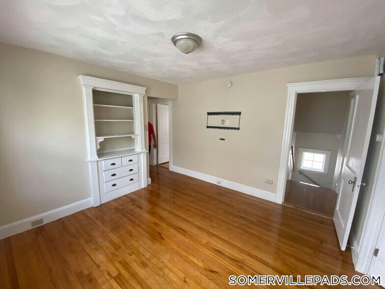 Building Photo - 56 Gordon St