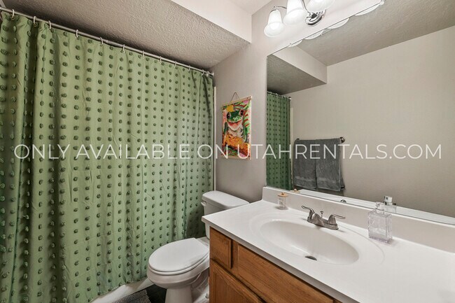 Building Photo - 1660 Willowbrook Dr