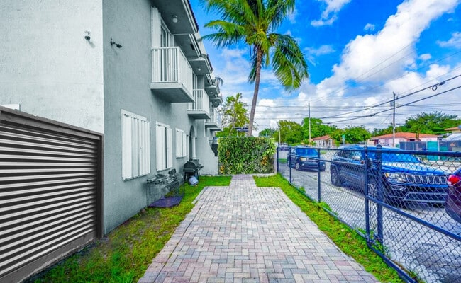 Building Photo - 1102 NW 26th St