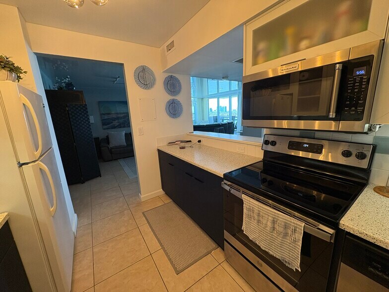 Kitchen - 1500 Bay Rd