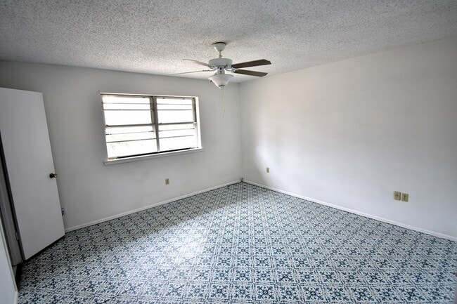 Building Photo - 800 N Cockrell St