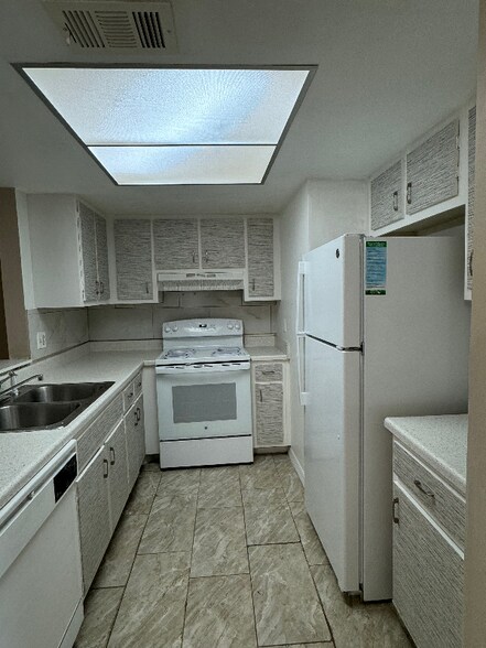 Building Photo - 1062 Ellen Ct
