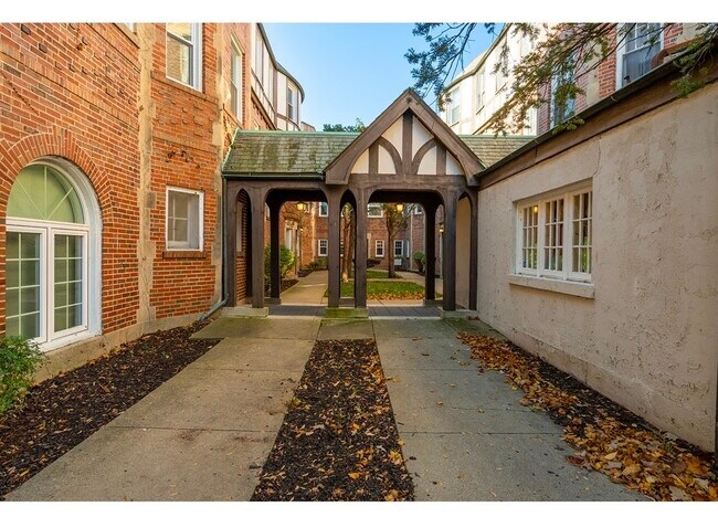 Building Photo - 918 Green Bay Rd